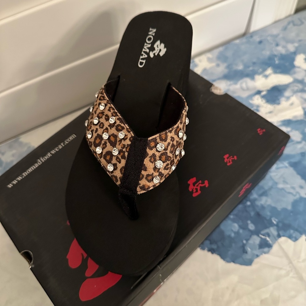 New Nomad - Samba flip flops brown leopard print with rhinestones - Size 9